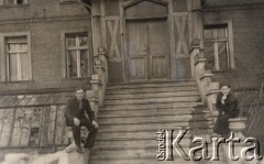 1947, Giżycko, Polska.
Dwaj uczniowie Liceum Pedagogicznego siedzą na schodach przed budynkiem.
Fot. NN, zbiory Ośrodka KARTA, udostępniła Aldona Nikoniuk.

