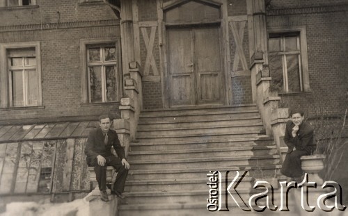 1947, Giżycko, Polska.
Dwaj uczniowie Liceum Pedagogicznego siedzą na schodach przed budynkiem.
Fot. NN, zbiory Ośrodka KARTA, udostępniła Aldona Nikoniuk.

