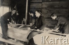 1947, Giżycko, Polska.
Uczniowie Liceum Pedagogicznego w szkolnym warsztacie podczas budowania łódek klasy BM na potrzeby Szkolnej Bazy Sportów Wodnych.
Fot. NN, zbiory Ośrodka KARTA, udostępniła Aldona Nikoniuk.

