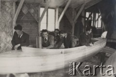 1947, Giżycko, Polska.
Uczniowie Liceum Pedagogicznego w szkolnym warsztacie podczas budowania łódek klasy BM na potrzeby Szkolnej Bazy Sportów Wodnych..
Fot. NN, zbiory Ośrodka KARTA, udostępniła Aldona Nikoniuk.


