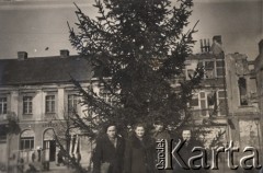 1947, Giżycko, Polska.
Uczniowie Liceum Pedagogicznego na placu Grunwaldzkim, w tle z lewej pierwsza w mieście apteka, z prawej zniszczone domy.
Fot. NN, zbiory Ośrodka KARTA, udostępniła Aldona Nikoniuk.

