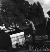 1958-1963, Giżycko, Polska.
Uczniowie Technikum Melioracji Wodnych z Giżycka na wykopkach, chłopiec pijący wodę ze studni.
Fot. Ignacy Nikoniuk, zbiory Ośrodka KARTA, udostępniła Aldona Nikoniuk.


