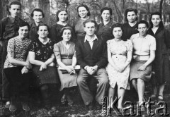 1943-1946, Tok-Mak, Kirgizja, ZSRR
Pracownicy Polskiego Domu Dziecka.
Fot. NN, zbiory Ośrodka KARTA, udostępniła Elżbieta Sędek