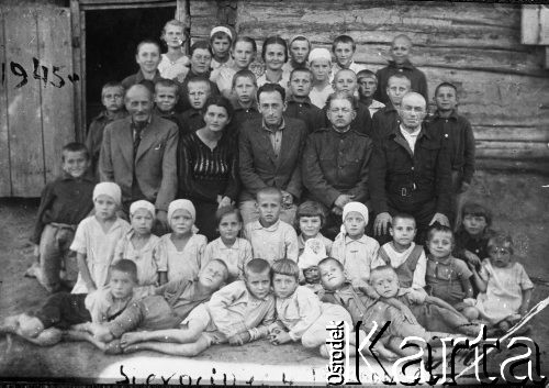 28.03.1946, Presnowka, Siewierokazachska obł., Kazachstan, ZSRR.
Wychowankowie i personel sierocińca w Presnowce w północnym Kazachstanie. Podpis na odwrocie: 