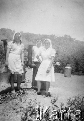 1943, Oudtshoorn, Afryka
Maria Niedojadło, Anna Wołoszyn i Irena Dolińska obok parników w obozowej kuchni.
Fot. NN, zbiory Ośrodka KARTA, udostępniła Władysława Łosek