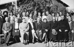 1943, Oudtshoorn, Afryka.
Personel obozu dla polskich uchodźców wraz z grupą młodzieży.
Fot. NN, zbiory Ośrodka KARTA, udostępniła Władysława Łosek.
