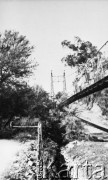 1943, Oudtshoorn, Afryka.
Grupa dziewcząt na moście wiszącym nad korytem wyschniętej rzeki.
Fot. NN, zbiory Ośrodka KARTA, udostępniła Władysława Łosek.