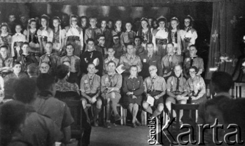 1943, Oudtshoorn, Afryka.
Personel obozu dla polskich uchodźców wraz z grupą dzieci w polskich strojach ludowych.
Fot. NN, zbiory Ośrodka KARTA, udostępniła Władysława Łosek.