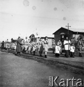 1946, Oudtshoorn, RPA, Afryka.
Procesja wielkanocna w obozie dla polskich uchodźców.
Fot. NN, zbiory Ośrodka KARTA, udostępnił Jan Banach