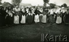 1939-1941, Rumunia.
Korowód tańczących kobiet.
Fot. Zbigniew Suchodolski, zbiory Ośrodka KARTA