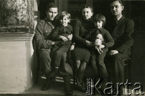 1939-1941, Rumunia.
Kobieta z dwójką dzieci i dwaj mężczyźni, jeden w mundurze.
Fot. Zbigniew Suchodolski, zbiory Ośrodka KARTA
