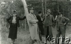 1939-1941, Rumunia.
Dwaj oficerowie Wojska Polskiego, oficer rumuński i dwie kobiety w lesie.
Fot. Zbigniew Suchodolski, zbiory Ośrodka KARTA