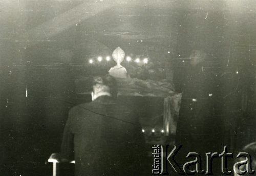 1939-1941, Rumunia.
Obóz internowania dla żołnierzy Wojska Polskiego, msza w kaplicy.
Fot. Zbigniew Suchodolski, zbiory Ośrodka KARTA