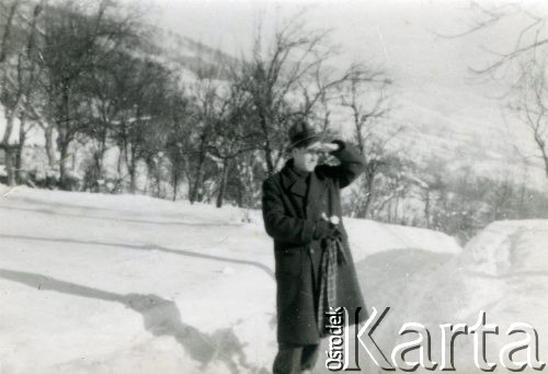 1939-1941, Rumunia.
Mężczyzna na ośnieżonej drodze, w tle góry.
Fot. Zbigniew Suchodolski, zbiory Ośrodka KARTA