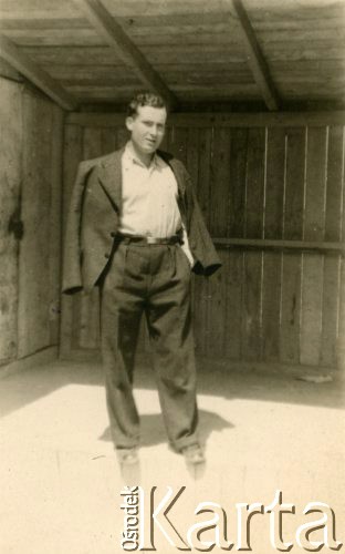 1939-1941, Rumunia.
Mężczyzna przed domem.
Fot. Zbigniew Suchodolski, zbiory Ośrodka KARTA