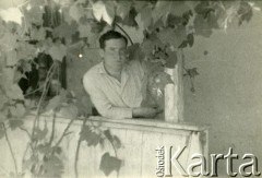 1939-1941, Rumunia.
Mężczyzna na ganku przed domem, wśród winorośli.
Fot. Zbigniew Suchodolski, zbiory Ośrodka KARTA