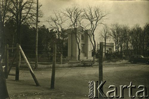 1939-1941, Rumunia.
Brama obozu dla internowanych żołnierzy Wojska Polskiego.
Fot. Zbigniew Suchodolski, zbiory Ośrodka KARTA