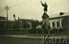 1939-1941, Rumunia.
Pomnik przedstawiający żołnierza ze sztandarem, upamiętniający walki w czasie I wojny światowej, na cokole data 