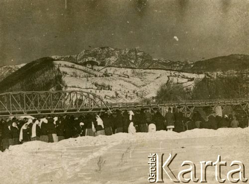 1939-1941, Rumunia.
Tłum ludzi zgromadzony obok torów kolejowych, w tle góry.
Fot. Zbigniew Suchodolski, zbiory Ośrodka KARTA