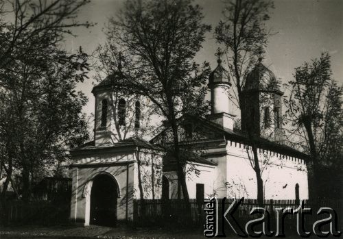 1939-1941, Rumunia.
Murowany kościółek.
Fot. Zbigniew Suchodolski, zbiory Ośrodka KARTA