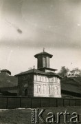 1939-1941, Rumunia.
Murowany kościółek.
Fot. Zbigniew Suchodolski, zbiory Ośrodka KARTA