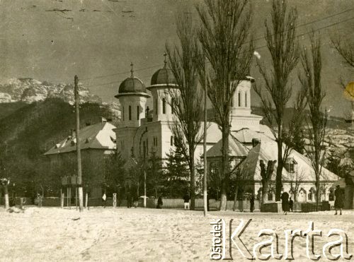 1939-1941, Rumunia.
Fragment miasteczka, kościół na tle gór.
Fot. Zbigniew Suchodolski, zbiory Ośrodka KARTA