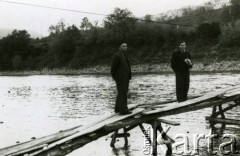 1939-1941, Rumunia.
Dwaj mężczyźni na kładce nad rzeką.
Fot. Zbigniew Suchodolski, zbiory Ośrodka KARTA