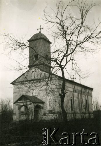 1939-1941, Rumunia.
Murowany kościółek z drewnianą wieżą.
Fot. Zbigniew Suchodolski, zbiory Ośrodka KARTA