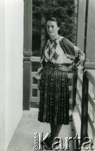 1939-1941, Rumunia.
Młoda kobieta w haftowanej bluzce.
Fot. Zbigniew Suchodolski, zbiory Ośrodka KARTA