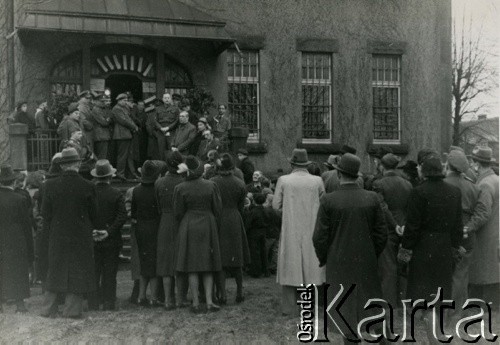 24.03.-2.06.1946, Hagen-Kabel, Niemcy.
Osoby przebywające w obozie dla displaced persons (dipsów) czyli osób, które w po zakończeniu działań wojennych pozostawały poza granicami swojego kraju. 
Fot. NN, zbiory Ośrodka KARTA, kolekcja Zbigniewa Suchodolskiego [AW III/315]