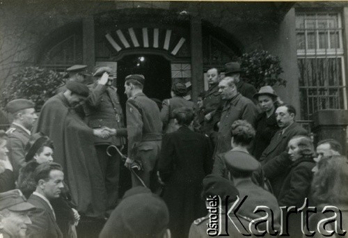 24.03.-2.06.1946, Hagen-Kabel, Niemcy.
Osoby przebywające w obozie dla displaced persons (dipsów) czyli osób, które w po zakończeniu działań wojennych pozostawały poza granicami swojego kraju. 
Fot. NN, zbiory Ośrodka KARTA, kolekcja Zbigniewa Suchodolskiego [AW III/315]