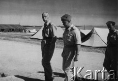 1943-1944, Bliski Wschód.
Wódz Naczelny Polskich Sił Zbrojnych gen. Kazimierz Sosnkowski (z lewej) w trakcie wizytacji Armii Polskiej na Wschodzie. 
Fot. NN, zbiory Ośrodka KARTA, przekazał Józef Bieńkowski
