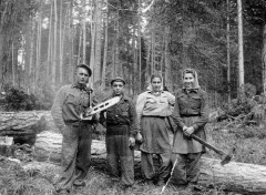 Brak daty, Stasino, Krasnojarski Kraj, ZSRR.
Henryk Lebionko (stoi z lewej) deportowany z Wileńszczyzny w maju 1948 roku, na zesłaniu pracował przy wyrębie tajgi i spławie drewna, do Polski przyjechał we wrześniu 1956.
Fot. NN, zbiory Ośrodka Karta, udostępniła Helena Lebionko.
