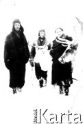 Lata 50., Kołyma, ZSRR.
Mężczyźni w zimowych ubraniach stoją przy reniferach.
Fot. NN, zbiory Ośrodka KARTA, udostępniła Małgorzata Giżejewska