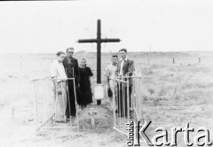 1955, okolice Magadanu, Kołyma, ZSRR.
Grupa Polaków przy mogile ogrodzonej żelaznym płotkiem.
Fot. NN, zbiory Ośrodka KARTA, udostępniła Małgorzata Giżejewska