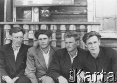 Lata 50., Kołyma, ZSRR.
Czterej mężczyźni, z prawej siedzi Leonard Paszkowski.
Fot. NN, zbiory Ośrodka KARTA, udostępniła Małgorzata Giżejewska