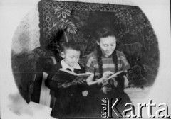 Lata 50., Kołyma, ZSRR.
Dzieci czytające książki.
Fot. NN, zbiory Ośrodka KARTA, udostępniła Małgorzata Giżejewska