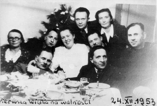 24.12.1953, Magadan, Kołyma, ZSRR.
Wigilia Polaków zwolnionych z łagrów, w środku (w białej bluzce) siedzi Janina Durlik, podpis na zdjęciu: 