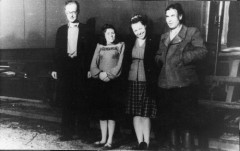 1956, ZSRR.
Polacy wracający z Kołymy, stoją od lewej: Henryk Meszczyński, Maria Michaluk, Janina Durlik, NN.
Fot. NN, zbiory Ośrodka Karta, udostępniła Małgorzta Giżejewska

