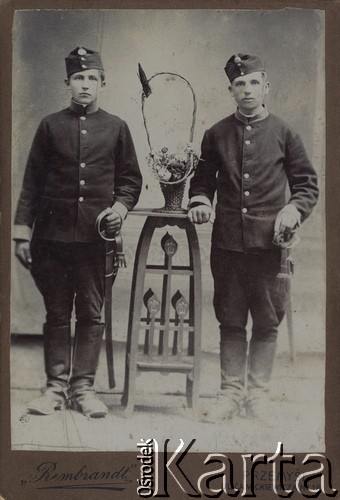 Przed 1918, Przemyśl, Austro-Węgry.
Dwaj żołnierze armii austriackiej.
Fot. NN, Fotografia wykonana w zakładzie 