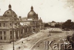 1900-1914, Lwów, Austro-Węgry.
 Dorożki przed dworcem kolejowym, z prawej tramwaj stojący na przystanku.
 Fot. NN, zbiory Ośrodka KARTA, udostępnił Jurij Karpenczuk
   
