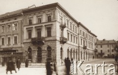 1900-1914, Lwów, Austro-Węgry.
 Budynek Sznajdera, ulica Akademicka 7 z lewej cukiernia Władysława Podhalicza.
 Fot. NN., zbiory Ośrodka KARTA
   
