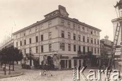 1900-1914, Lwów, Austro-Węgry.
 Kamienica przy skrzyżowaniu ulic Krakowskiej i Kościelnej, napisy na szyldach: 