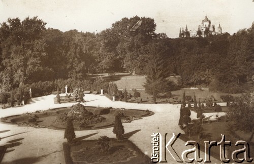 1900-1914 (?), Lwów, Austro-Węgry.
 Park, z prawej w tle widoczna cerkiew św. Jura.
 Fot. NN., zbiory Ośrodka KARTA
   
