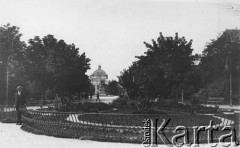 1900-1914, Lwów, Austro-Węgry.
 Wały Hetmańskie, park, w głębi Pomnik Jana III Sobieskiego i Teatr Muzyczny.
 Fot. NN, zbiory Ośrodka KARTA, udostępnił Jurij Karpenczuk
   
