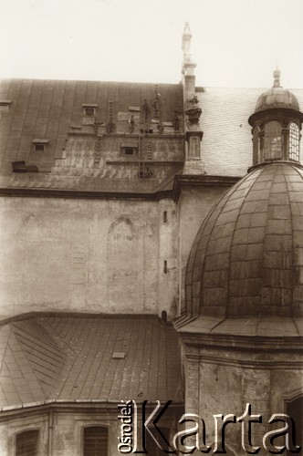 1900-1914, Lwów, Austro-Węgry.
 Robotnicy remontujący dach kościoła.
 Fot. NN, zbiory Ośrodka KARTA, udostępnił Jurij Karpenczuk
   
