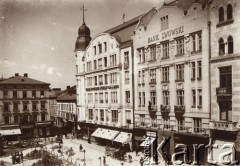 1900-1914, Lwów, Austro-Węgry.
 Ulica Wałowa, z prawej siedziba Banku Lwowskiego. Napisy na szyldach: 