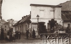 1900-1914, Lwów, Austro-Węgry.
Fragment ulicy, nad drzwiami z prawej szyld z dwugłowym orłem i napisem: 