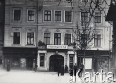 1900-1914, Lwów, Austro-Węgry.
 Ulica Teatralna, z lewej sklep Gustawa i Edwarda Hawranków 