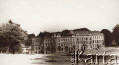 1900-1914 (?), Lwów, Austro-Węgry.
 Kamienice przy ulicy św. Jura (bądź św. Jana).
 Fot. NN, zbiory Ośrodka KARTA, udostępnił Jurij Karpenczuk
   
